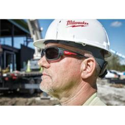 Защитные очки Milwaukee PERFORMANCE с покрытием AS/AF, затемненные Фото 4