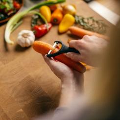 Овощечистка Fiskars Essential з поперечним лезом Фото 3